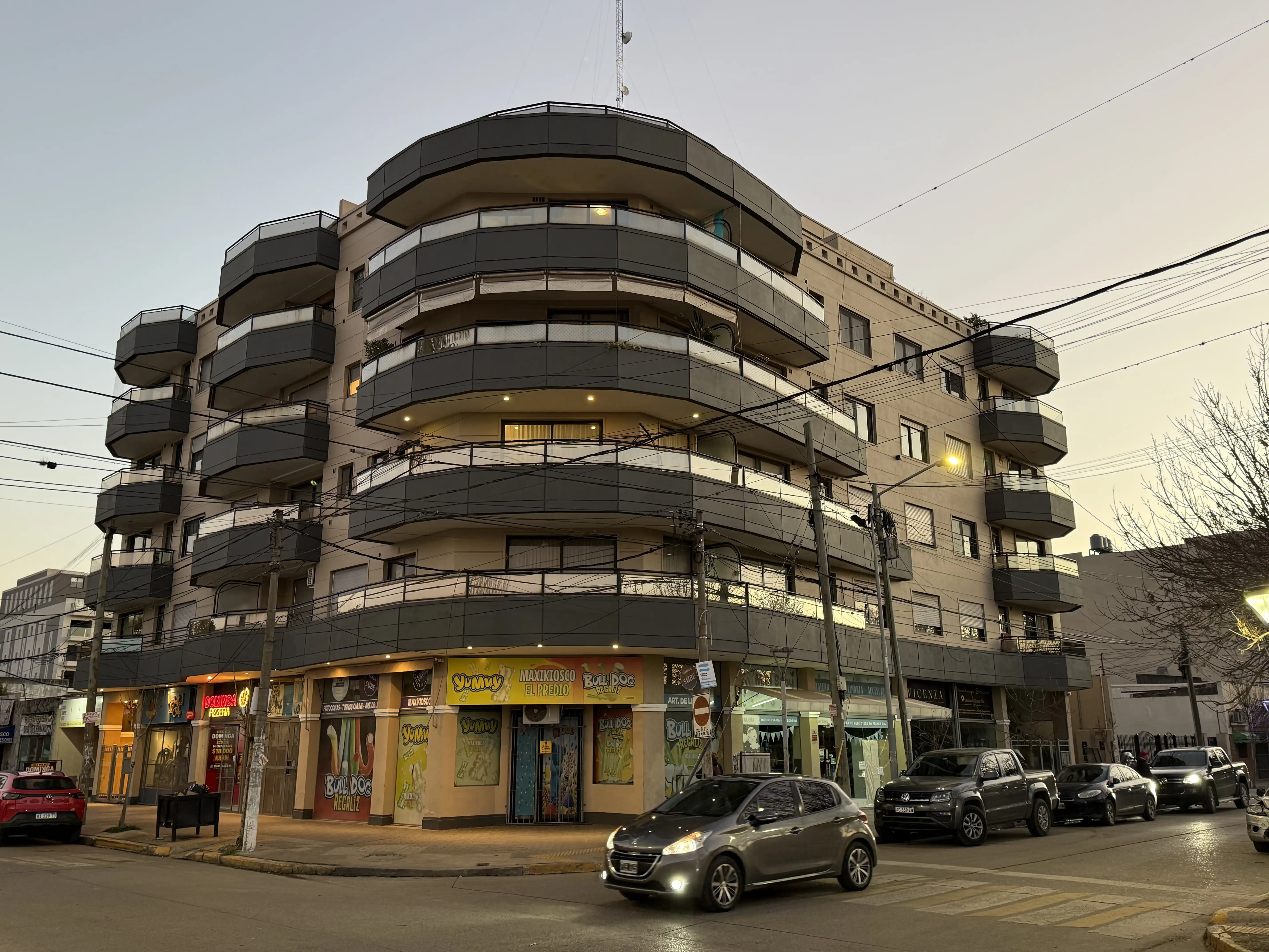 Edificio de Manny y 25 de Mayo, terminado durante la crisis de 2001